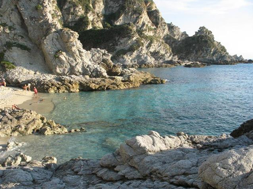 Calabria la ‘ndrangheta non penalizza il turismo, lo uccide