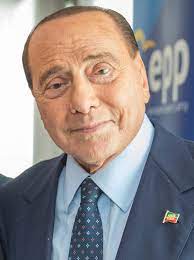 Che differenza c’è tra Berlusconi e chi parla da mesi di guerra per procura ?