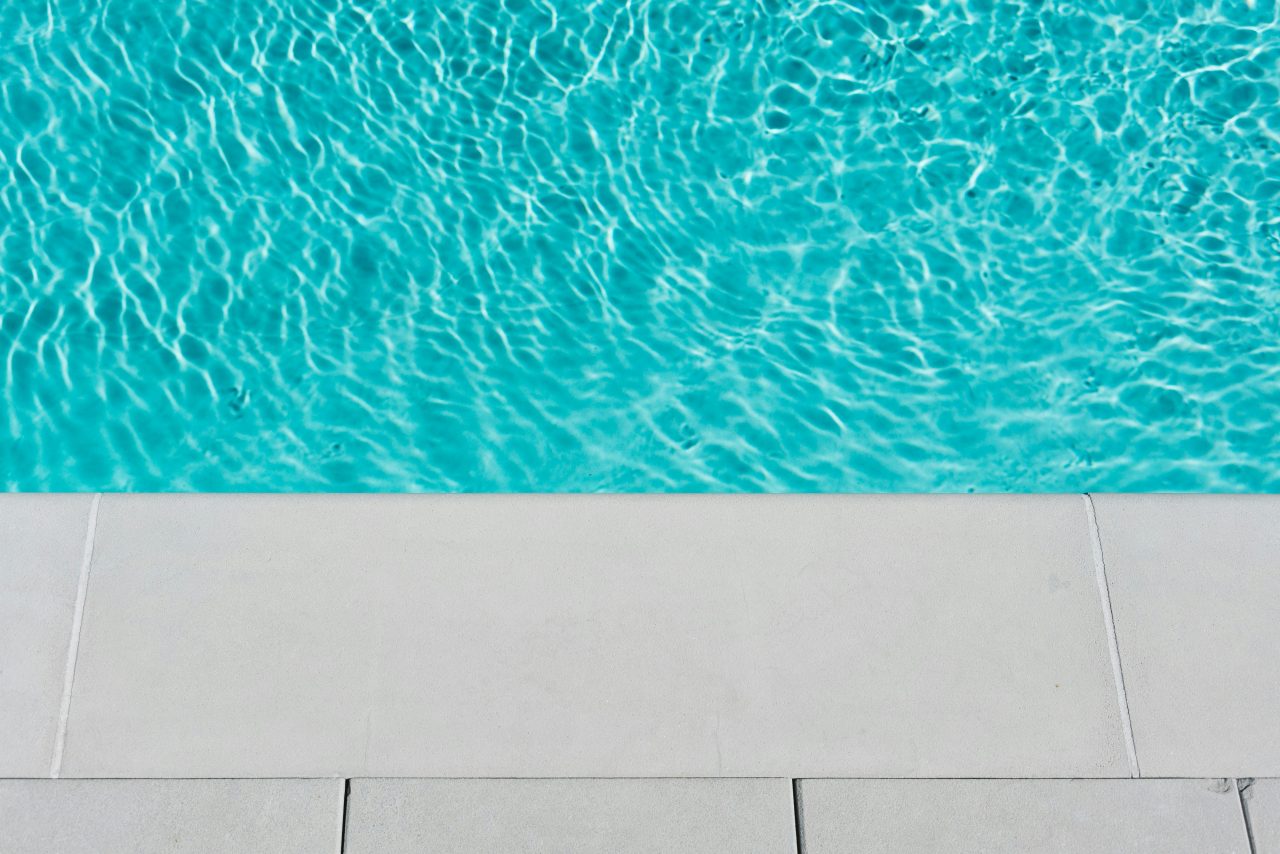 “La Piscina” di Giacomo Papi è la satira del presente di cui avevamo bisogno