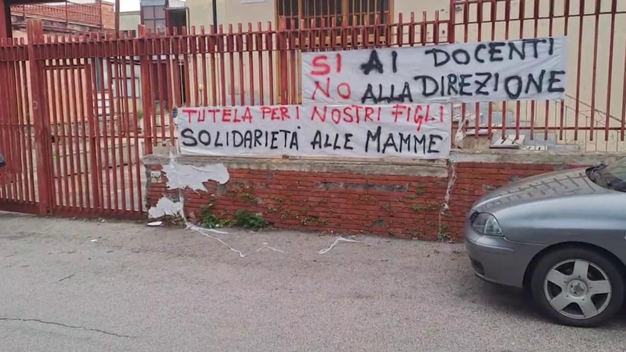 Il post virale, le accuse di abusi, le minacce in chat: la «spedizione punitiva» di 30 genitori alla scuola di Castellammare di Stabia