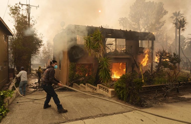 Gli incendi in California, e i miliardari che diventano migranti climatici